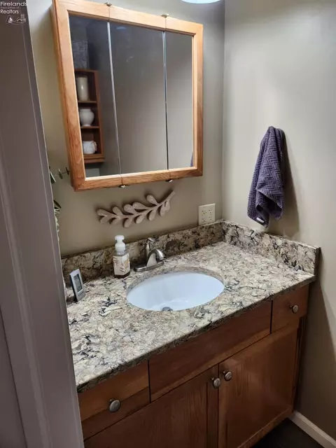 Bath - 712 Gloucester Dr, Huron, OH 44839 photo 3 of 18