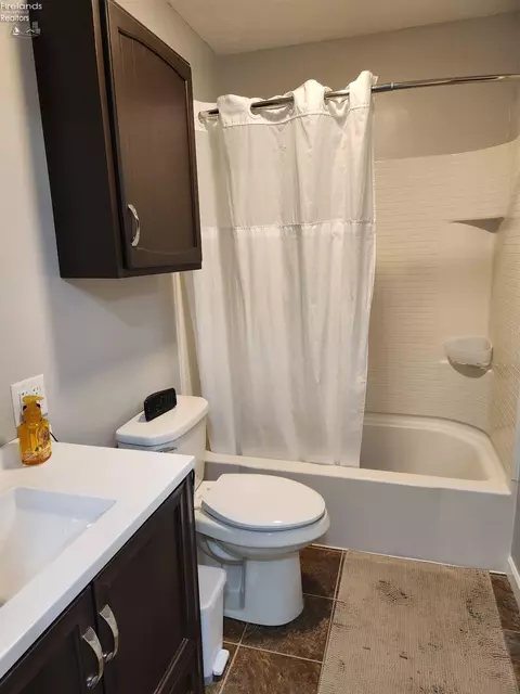 Bath - 712 Gloucester Dr, Huron, OH 44839 photo 14 of 18