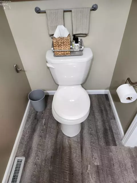 Bath - 712 Gloucester Dr, Huron, OH 44839 photo 7 of 18