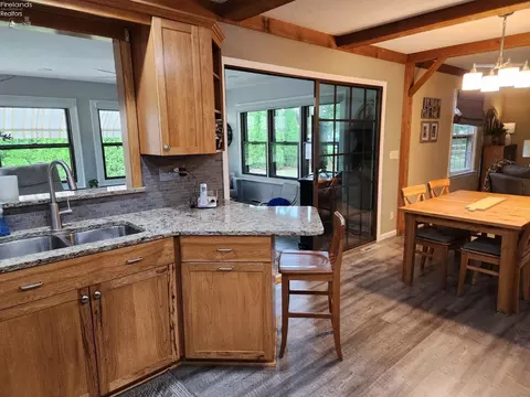 Kitchen - 712 Gloucester Dr, Huron, OH 44839 photo 4 of 10