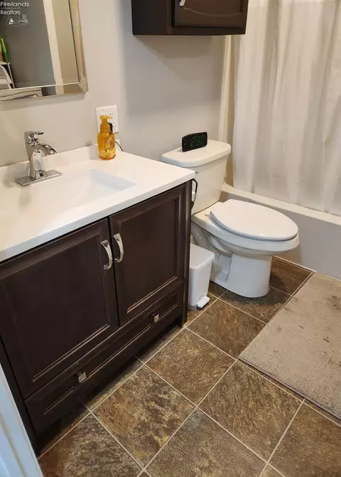 Bath - 712 Gloucester Dr, Huron, OH 44839 photo 16 of 18