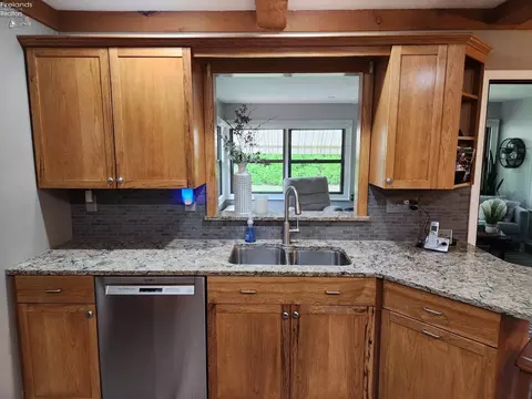Kitchen - 712 Gloucester Dr, Huron, OH 44839 photo 5 of 10