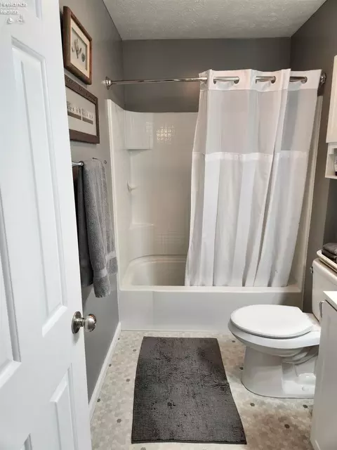 Bath - 712 Gloucester Dr, Huron, OH 44839 photo 9 of 18