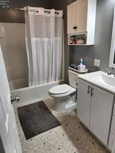 Bath - 712 Gloucester Dr, Huron, OH 44839 photo 11 of 18