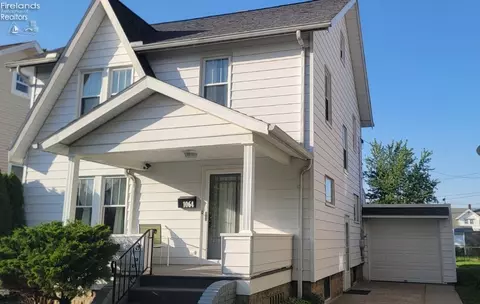 1064 Hazel St, Fremont, OH 43420