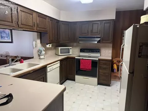 249 Madden St, Bellevue, OH 44811 photo 2