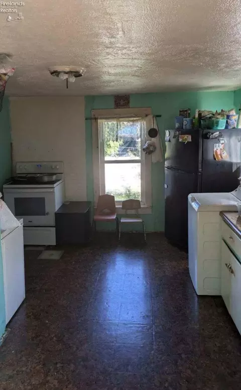 404 W Maple St, Willard, OH 44890 photo 6