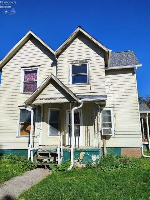 404 W Maple St, Willard, OH 44890 photo 2