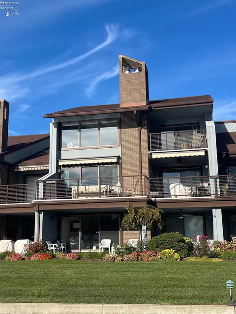 3252 N Marina View Dr, Port Clinton, OH 43452