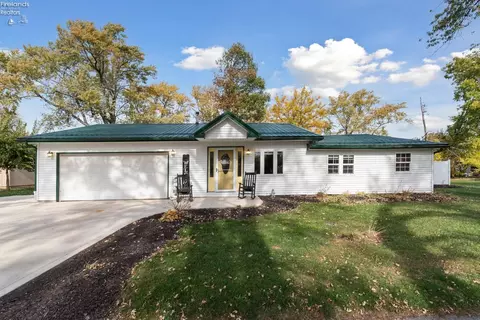 121 W Algonquin Trl, Sandusky, OH 44870
