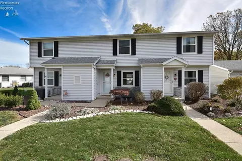 109 Center St #B, Marblehead, OH 43440