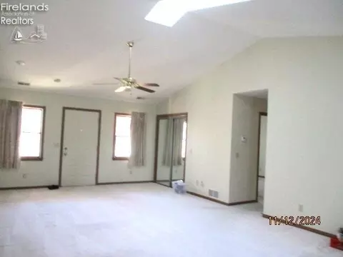 Living - 918 Maplewood St, Willard, OH 44890 photo 1 of 4