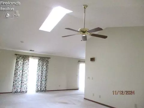 Living - 918 Maplewood St, Willard, OH 44890 photo 3 of 4