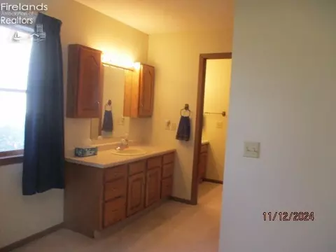Bath - 918 Maplewood St, Willard, OH 44890 photo 1 of 3