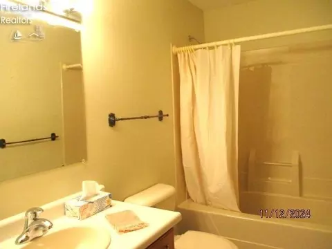Bath - 918 Maplewood St, Willard, OH 44890 photo 3 of 3