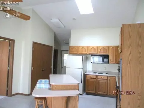 Kitchen - 918 Maplewood St, Willard, OH 44890 photo 2 of 2