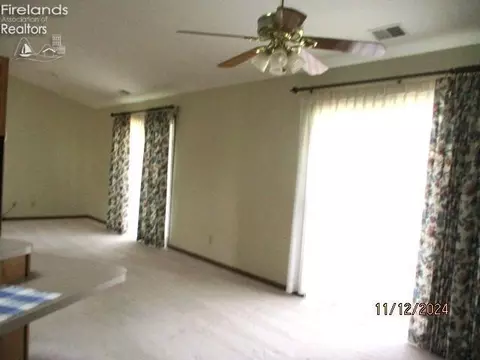 Living - 918 Maplewood St, Willard, OH 44890 photo 2 of 4