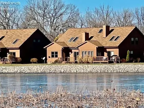 53 N Harbors End Dr, Port Clinton, OH 43452