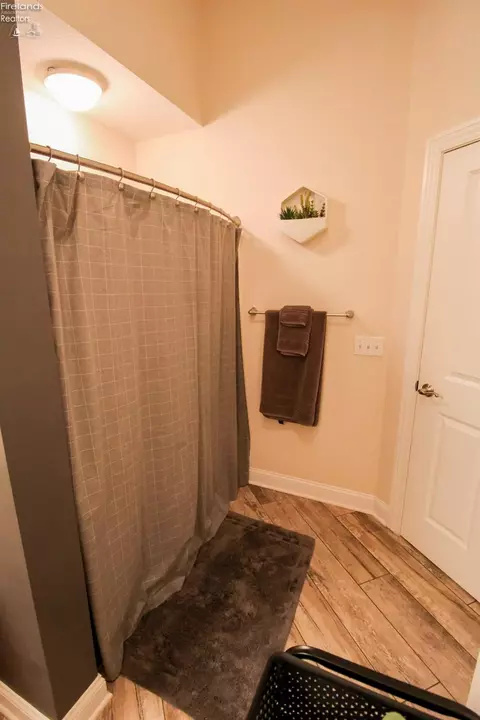 Bath - 3806 Windsor Bridge Cir, Huron, OH 44839 photo 8 of 10