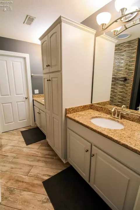 Bath - 3806 Windsor Bridge Cir, Huron, OH 44839 photo 2 of 10