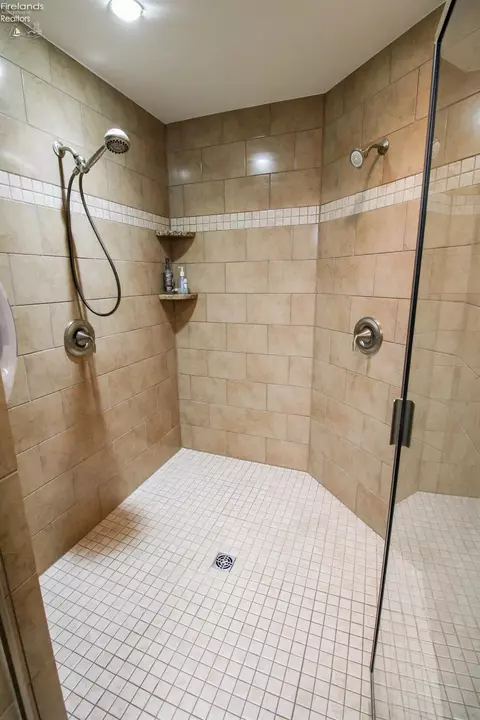 Bath - 3806 Windsor Bridge Cir, Huron, OH 44839 photo 1 of 10