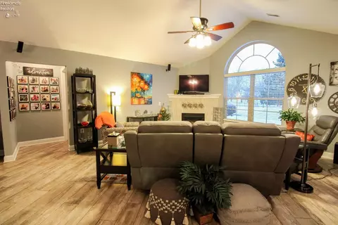 Living - 3806 Windsor Bridge Cir, Huron, OH 44839 photo 3 of 11