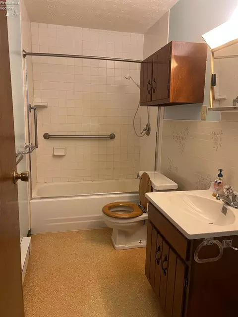 Bath - 1871 Snyder Rd, Willard, OH 44890 photo 1 of 1