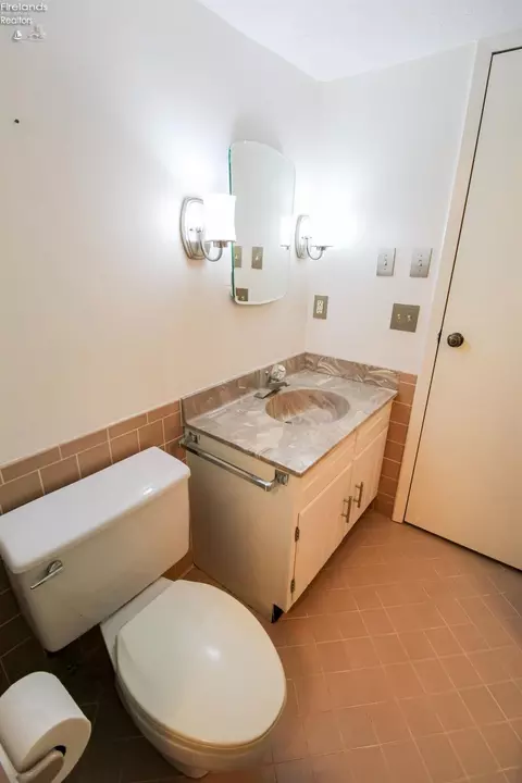 Bath - 2810 Hull Rd #3, Huron, OH 44839 photo 7 of 8