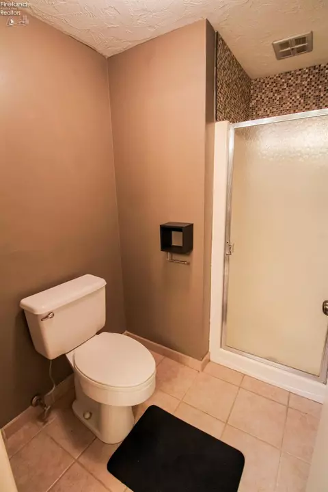 Bath - 2810 Hull Rd #3, Huron, OH 44839 photo 6 of 8