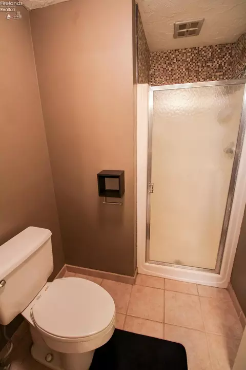 Bath - 2810 Hull Rd #3, Huron, OH 44839 photo 5 of 8