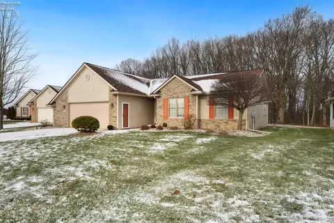 421 Country Meadows Dr, Oak Harbor, OH 43449
