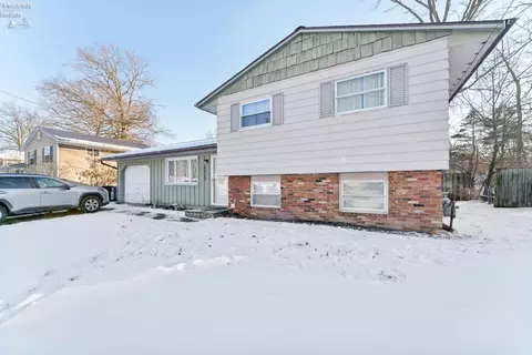 4973 Oakview Dr, Vermilion, OH 44089