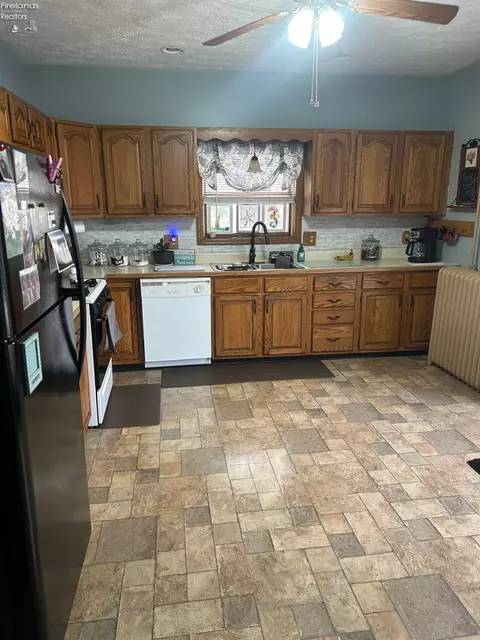 414 Park St, Willard, OH 44890 photo 6