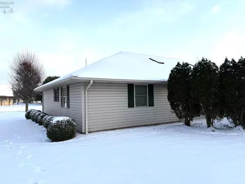 924 Maplewood St, Willard, OH 44890 photo 2