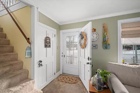 Entry Way - 301 Ohio St, Huron, OH 44839 photo 1 of 5