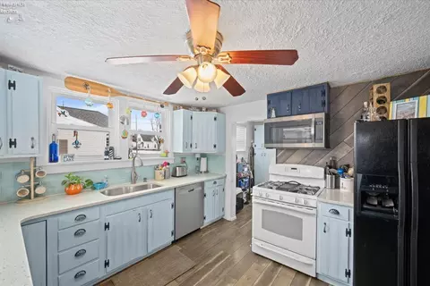 Kitchen - 301 Ohio St, Huron, OH 44839 photo 2 of 3