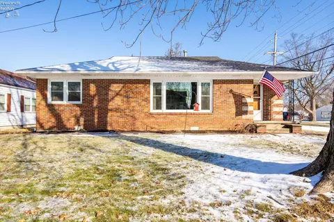 522 W 3rd St, Port Clinton, OH 43452