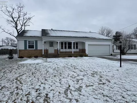 402 Meadow Ln, Sandusky, OH 44870