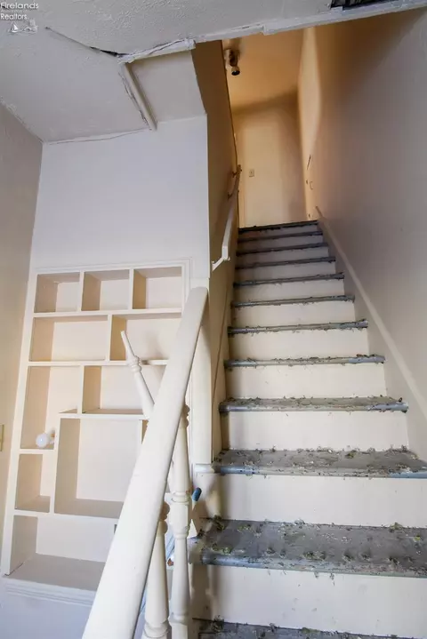 Entry Way - 116 E 4th St, Elyria, OH 44035 photo 1 of 3