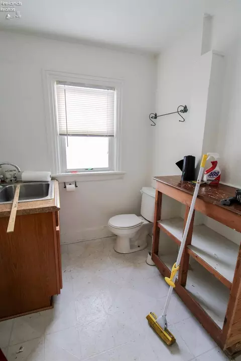 Bath - 116 E 4th St, Elyria, OH 44035 photo 1 of 2