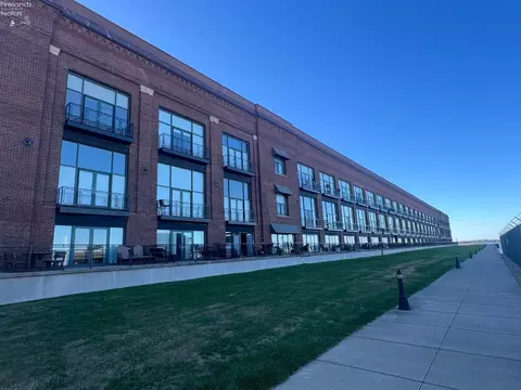 401 W Shoreline Dr, Sandusky, OH 44870