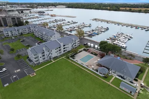 302 E Clinton Reef Dr #302, Port Clinton, OH 43452