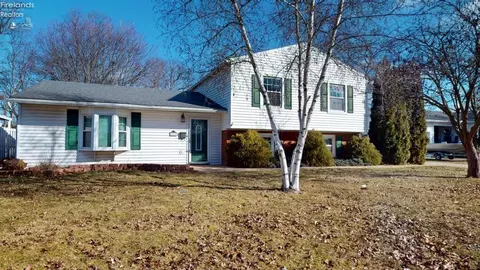 49 Crestwood Dr, Willard, OH 44890