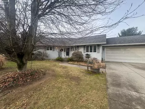 2 Creekside Cir, Milan, OH 44846