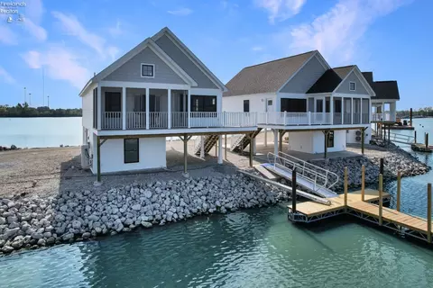 545 W Lakeshore Dr #8, Port Clinton, OH 43452