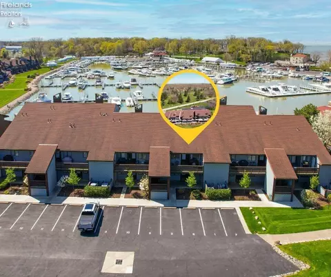 3246 N Marina View Dr, Port Clinton, OH 43452