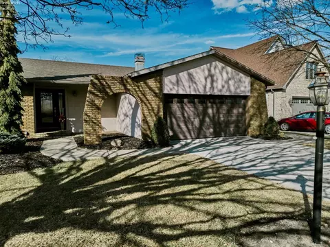 511 E Stoneway Dr, Sandusky, OH 44870 photo 2