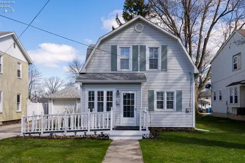 130 E Main St, Oak Harbor, OH 43449