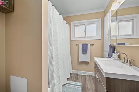 Bath - 615 Center, Huron, OH 44839 photo 1 of 1