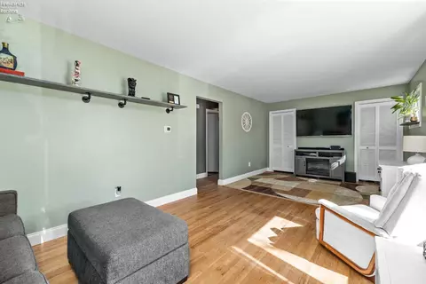 Living - 615 Center, Huron, OH 44839 photo 4 of 5
